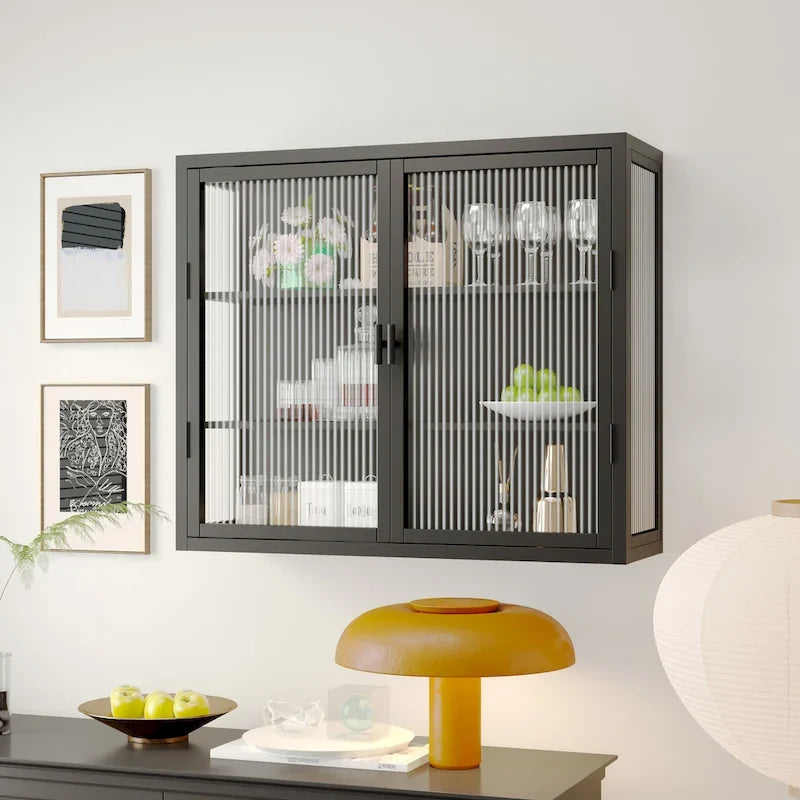 Schwarzer Wandschrank mit geriffelten Glastüren, schwebender Vitrinenschrank
