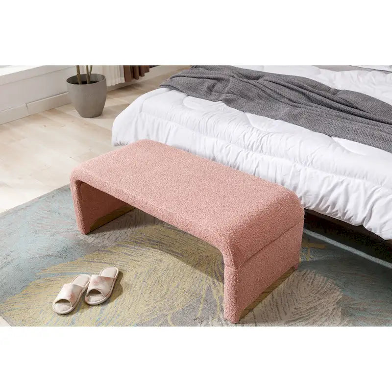 Banco de almacenamiento rosa curvo de bouclé